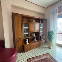 Parete attrezzata in legno.