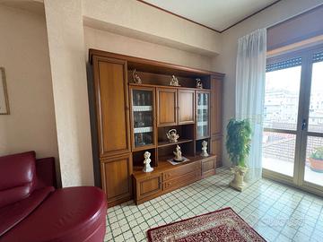 Parete attrezzata in legno.