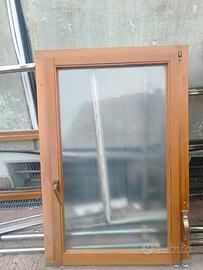 Finestra in legno douglas con vetrocamera