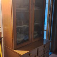 credenza e armadio con ante in vetro