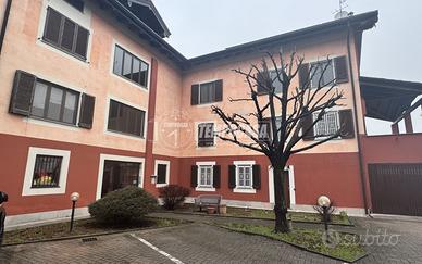 RIF. 507 - AMPIO TRILOCALE CON DOPPI SERVIZI E BOX