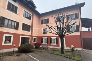 RIF. 507 - AMPIO TRILOCALE CON DOPPI SERVIZI E BOX