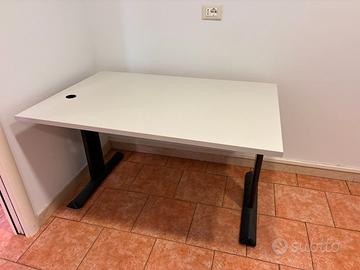 SCRIVANIA bianca con gambe grigio scuro