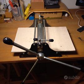 Torchio calcografico manuale da tavolo.