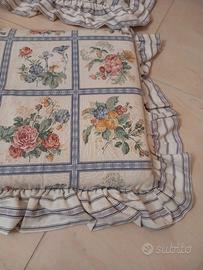 Completo di 4 cuscini e tovaglia più candela profu