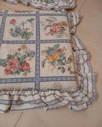 Completo di 4 cuscini e tovaglia più candela profu