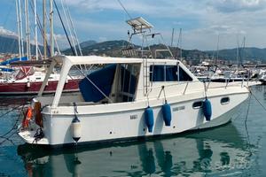 barca cabinata da pesca 