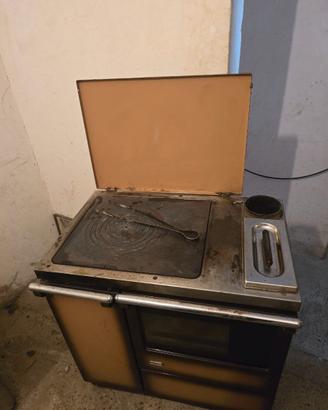 Stufa economica a legna in buoni condizioni compre