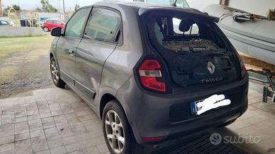 Renault twingo con danni da albero caduto