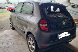 Renault twingo con danni da albero caduto