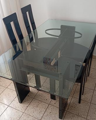 Tavolo in cristallo completo di sedie 