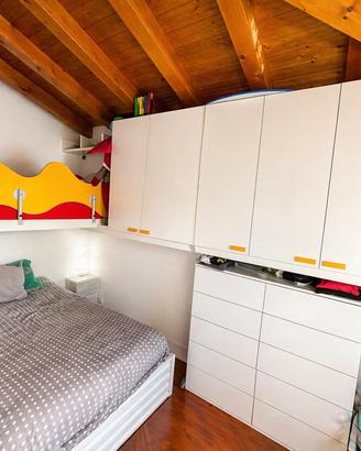 CAMERETTA CON LETTO A CASTELLO, ARMADI E SCRIVANIA