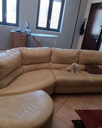 Divano angolare con pouf
