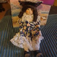 bambola in ceramica o porcellana