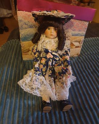 bambola in ceramica o porcellana