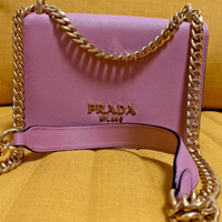 Prada Borsa rosa in pelle Saffiano con catena