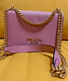 Prada Borsa rosa in pelle Saffiano con catena