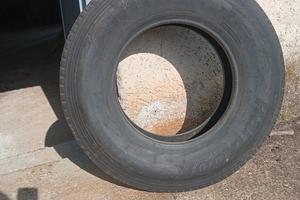  2 gomme per autocarro 