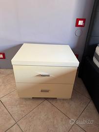 comodino con 2 cassetti