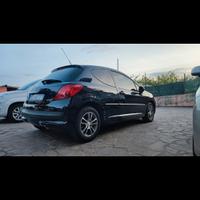Peugeot 207 parte di carrozzeria rovinata