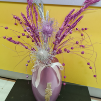 Vaso d'arredo con rami natalizi