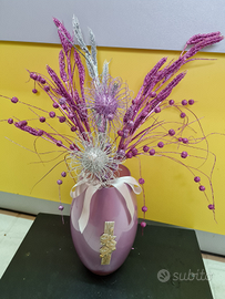 Vaso d'arredo con rami natalizi