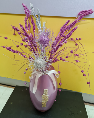 Vaso d'arredo con rami natalizi