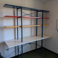 Scrivania con ripiani