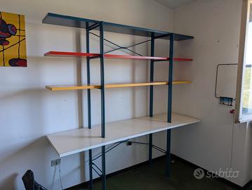 Scrivania con ripiani