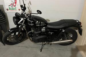 Triumph Street Twin 900 Ben tenuta