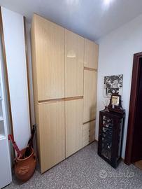 Armadio con ripiani in legno chiaro