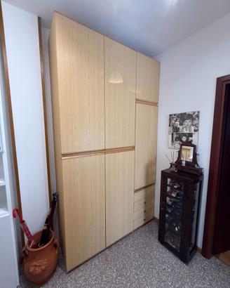 Armadio con ripiani in legno chiaro