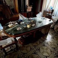 Tavolo in legno e marmo con sedie