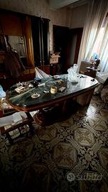 Tavolo in legno e marmo con sedie