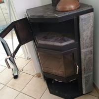 STUFA ANGOLARE A LEGNA CON FORNO.