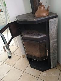 STUFA ANGOLARE A LEGNA CON FORNO.