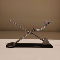 Metal detector e pala "scultura"