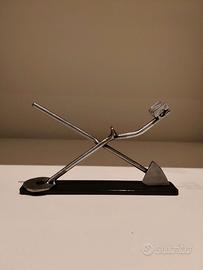 Metal detector e pala "scultura"