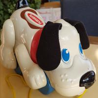 Cagnolino con ruote che abbaia