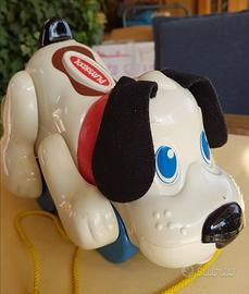 Cagnolino con ruote che abbaia