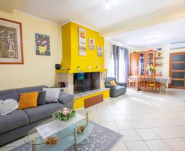 Casa indipendente su due livelli con giardino