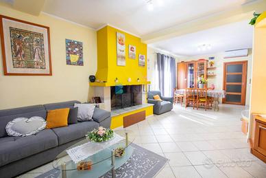 Casa indipendente su due livelli con giardino