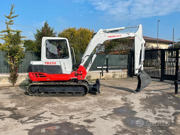 E116 Escavatore 50 q Takeuchi TB250