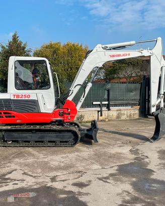 E116 Escavatore 50 q Takeuchi TB250