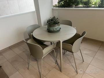 Set tavolo e sedie da giardino