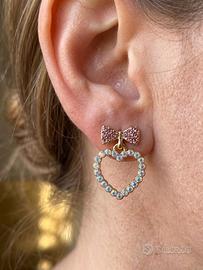 Orecchini pendenti con fiocco rosa e cuore strass