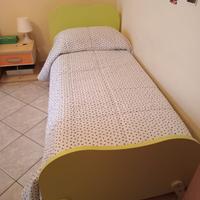 Letto singolo con testiera verde chiaro