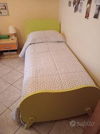 Letto singolo con testiera verde chiaro