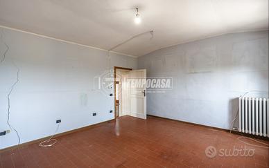 Casale su due livelli con corte ed accessori