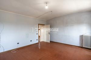 Casale su due livelli con corte ed accessori